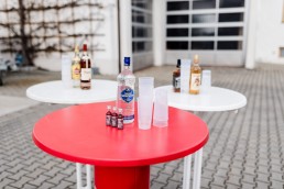 Der Getränkemarkt Getränke Brielbeck in Ascha bietet mit seinem Partyservice Barzubehör, Bartische und Getränke für jede Party.